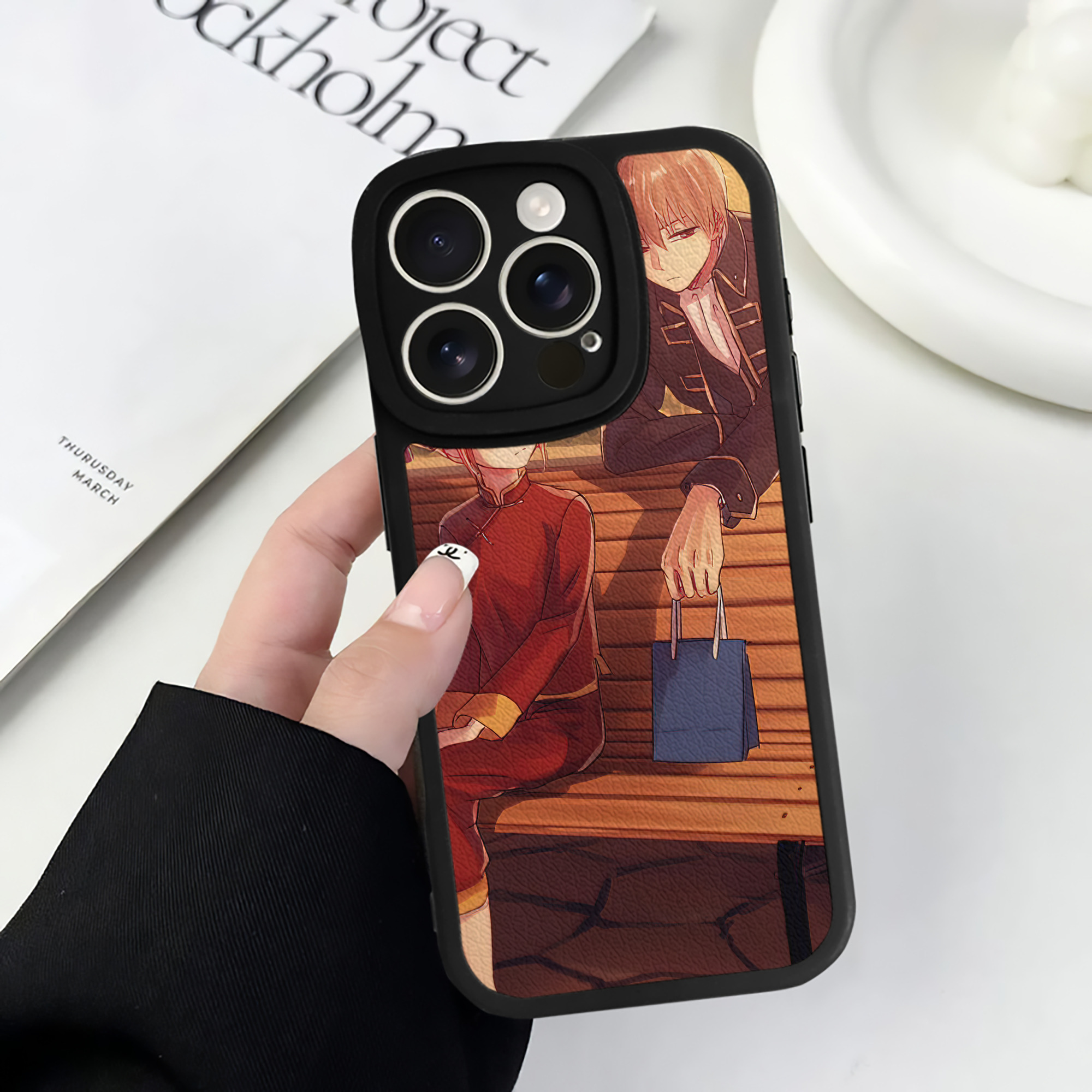 （画像用） ぎんたま 坂田銀時（さかたぎんとき） 神楽 志村新八（しむら しんぱち） GINTAMA Sakata Gintoki Kagura Shimura Shinpachi 【iPhone 16シリーズ対応】シリコンスマホケース（レザー調） 材質：シリコン